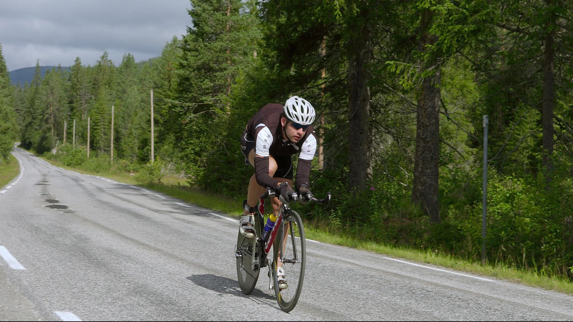 九游app官网下载-极寒雪原：冰雪赛道上的速度激情，在极寒模式中怎么滑雪